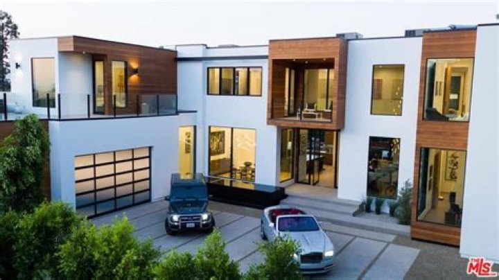 Alesso’s Net Worth [Update 2021] – Vacation & Charity