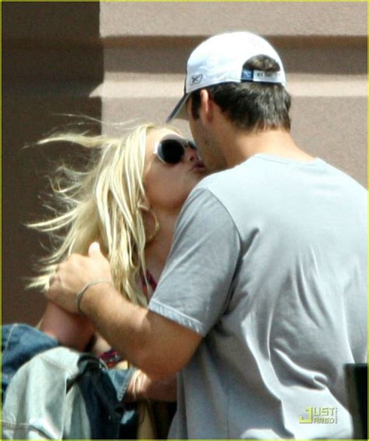 Are Jessica Simpson and Tony Romo faking their relationship?