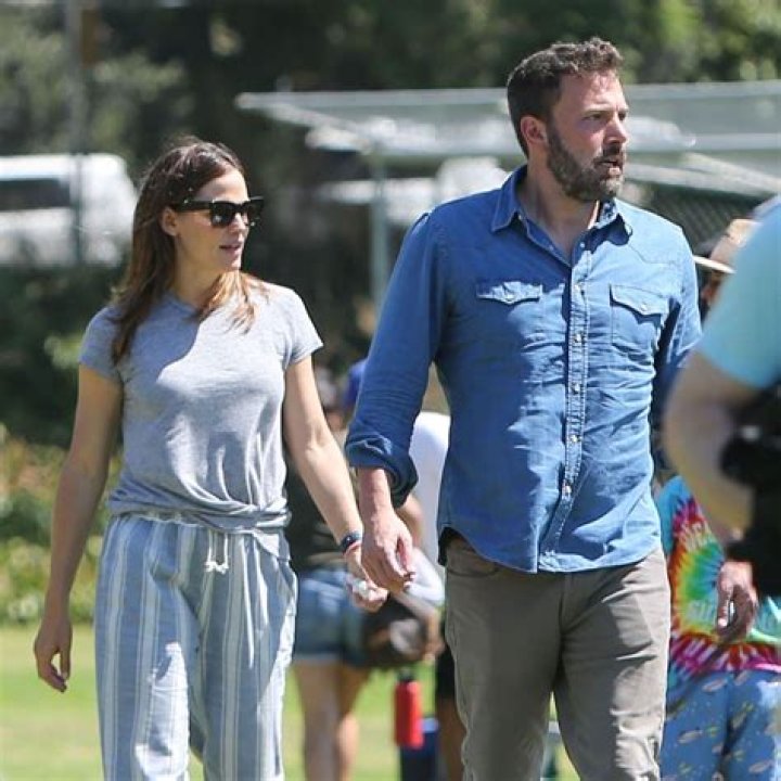 	Ben Affleck buys Jennifer Garner a 7 carat ring	
