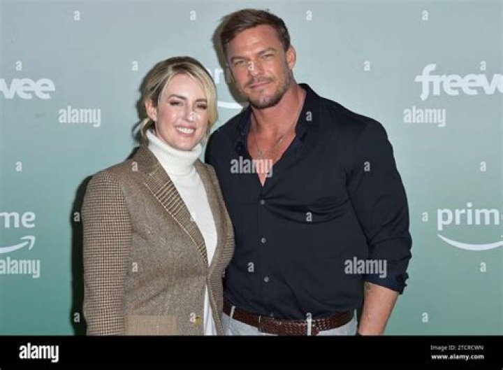 bitchy | Alan Ritchson mit Ehefrau Catherine Ritchson bei der Amazon Freevee und Prime Video Winter Wonderland Holiday Party in d