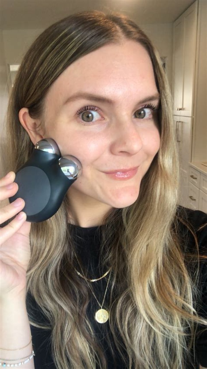Celebitchy’s favorite things: $12 eyeshadow, a $200 facial toning device