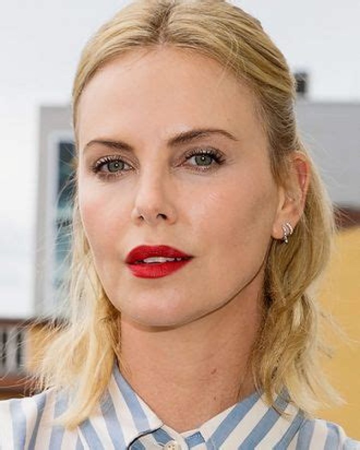 Charlize Theron rolled her eyes & said ‘Oh my God’ when Tia Mowry said ‘hi’