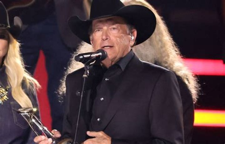 Country Legend George Strait Wins Top Entertainer Award at CMA’s