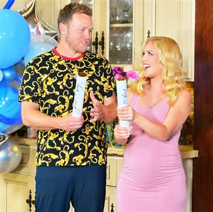 	Heidi Montag moves out & leaves Spencer Pratt, acts the diva on Hills set	
