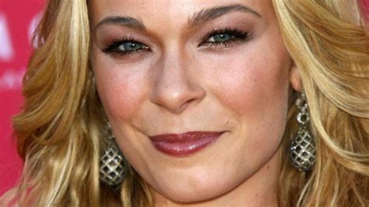 How bad is LeAnn Rimes’ makeup, on a scale of ‘dear God’ to ‘yikes’?