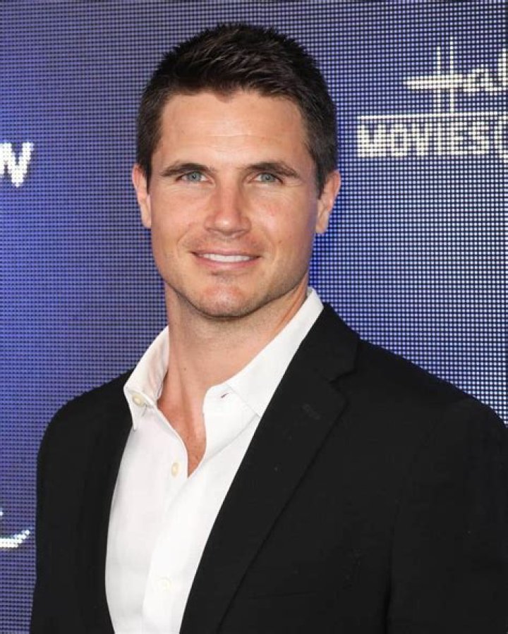 How tall is Robbie Amell? Height of Stephen Amell’s cousin, Wiki
