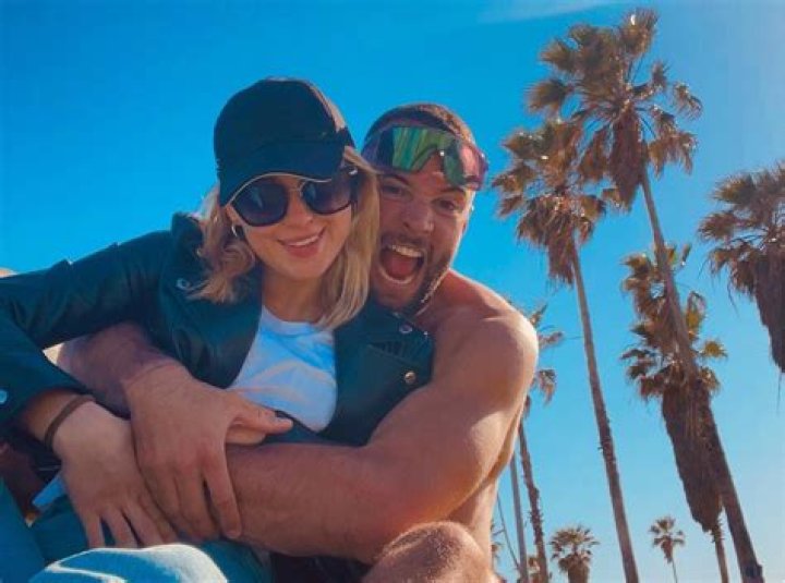 Is Sean Gunn Transgender – Did He Get Surgery? Gender And Partner