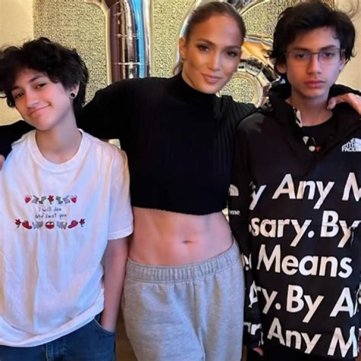 J-Lo pregnant with fraternal boy and girl twins?