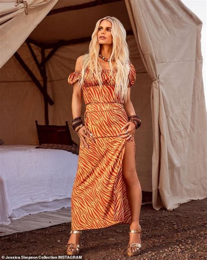 Jessica Simpson wears bright orange muumuu for dinner with Tony