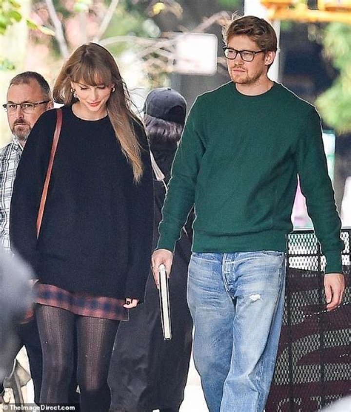 Joe Alwyn ‘feels slighted & is distraught’ that Taylor Swift moved on with Matt Healy