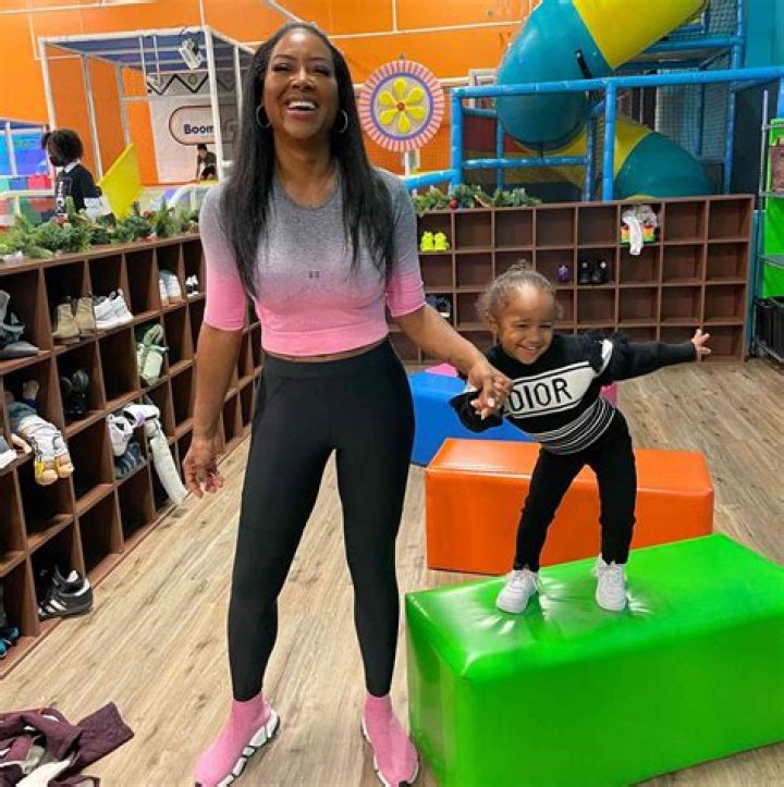 	Kenya Moore swears her daughter’s first word was ‘neighborhood’	