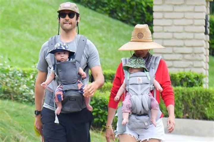 Kristen Wiig & her fiance Avi Rothman welcomed twins via surrogacy