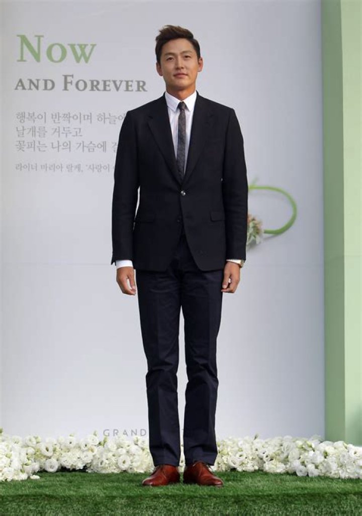 Lee Jung-jin Net Worth - Wiki, Age, Weight and Height, Relationships, Family, and More