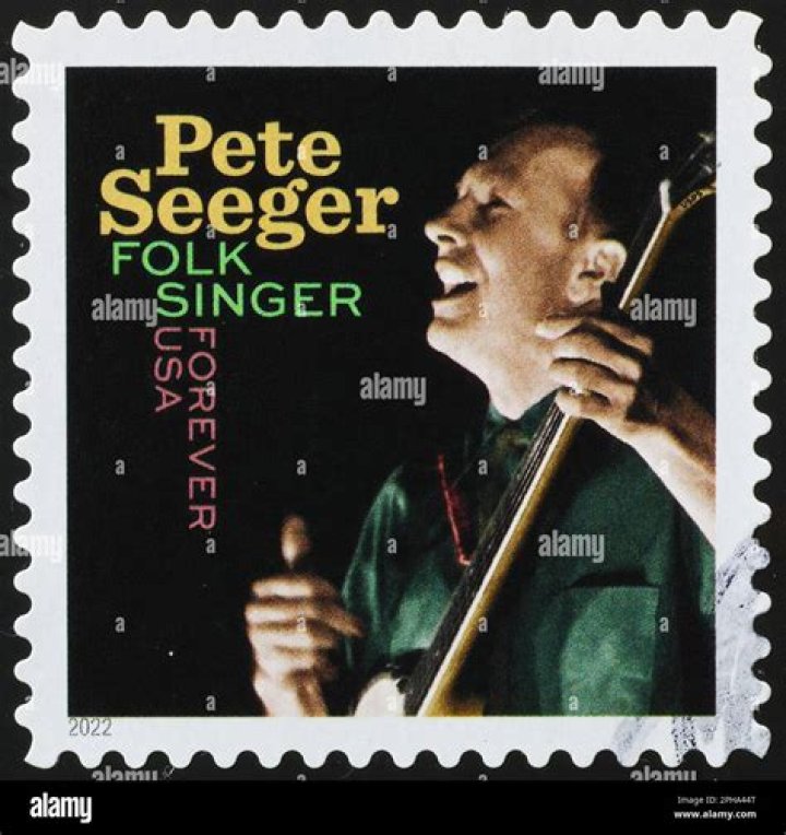 Legendary Singer Peter Seeger Dies at 94