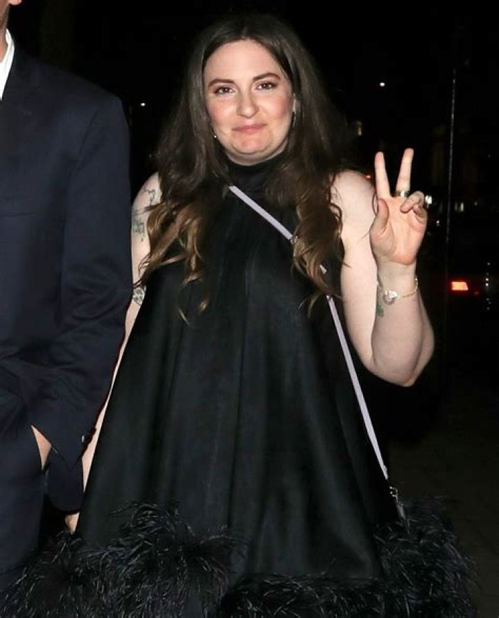 “Lena Dunham gave her wedding photo exclusive to Vogue” links