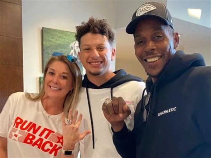 Lil Baby Gifts His Mom and Aunt Brand New Cars