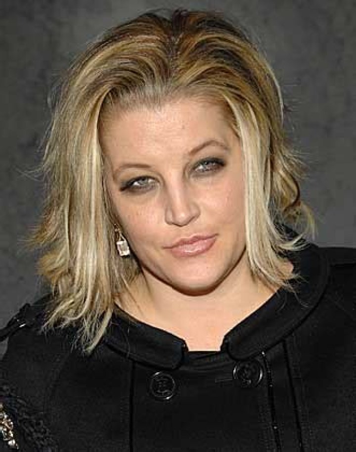 Lisa Marie Presley sues the Daily Mail for calling her fat when she was pregnant