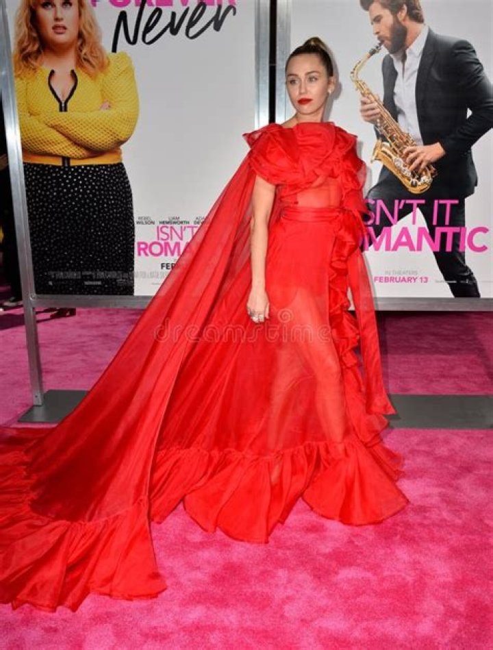 Miley Cyrus isn’t wearing a bra again, is turning into Britney, y’all