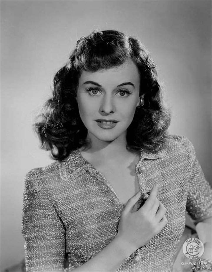 Paulette Goddard Height - CelebsHeight.org