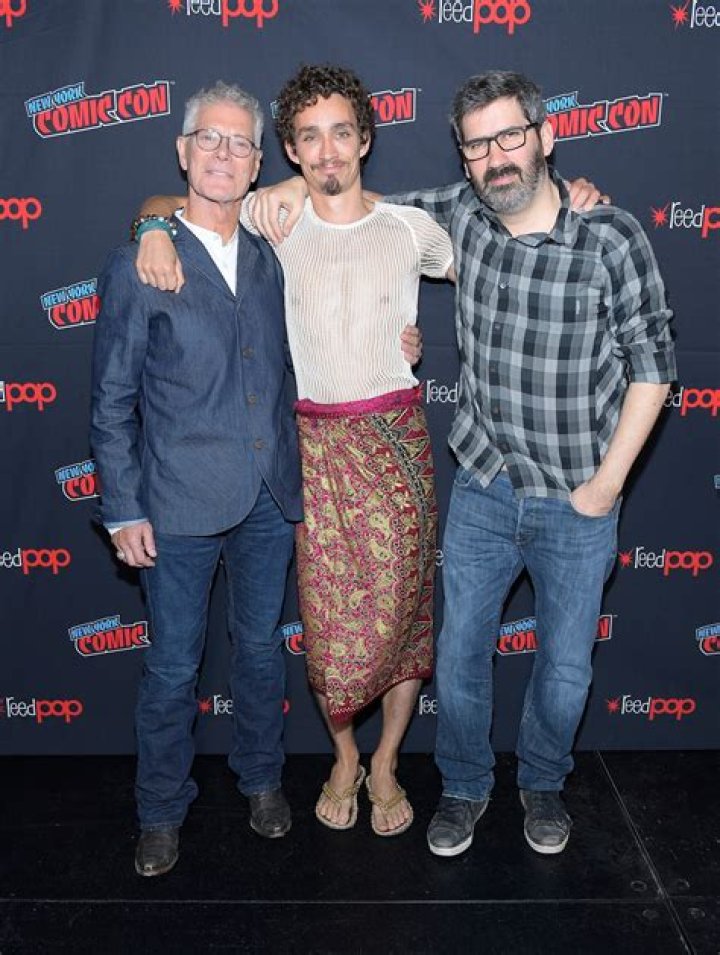 Robert Sheehan Net Worth - Wiki, Age, Weight and Height, Relationships, Family, and More