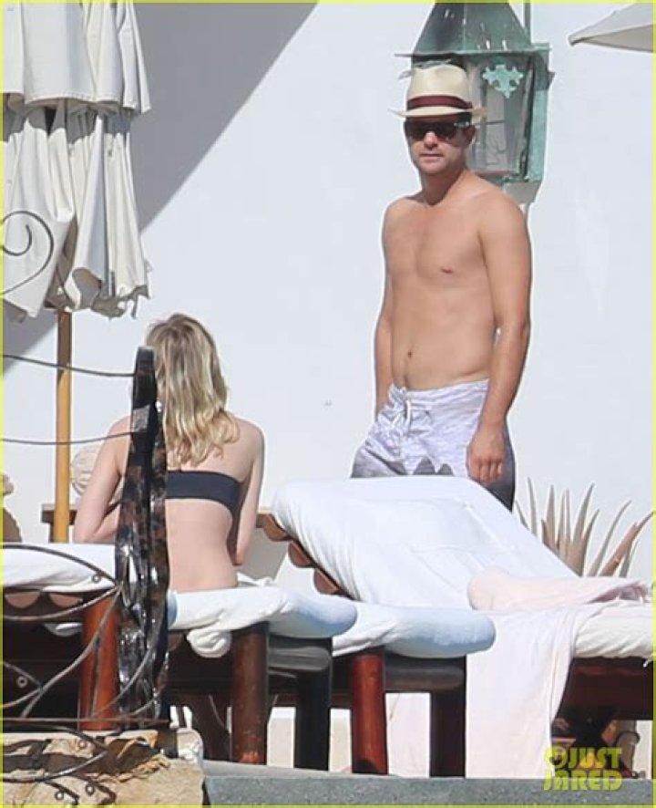Shirtless Joshua Jackson & bikini-clad Diane Kruger vacation in Mexico: sexy?