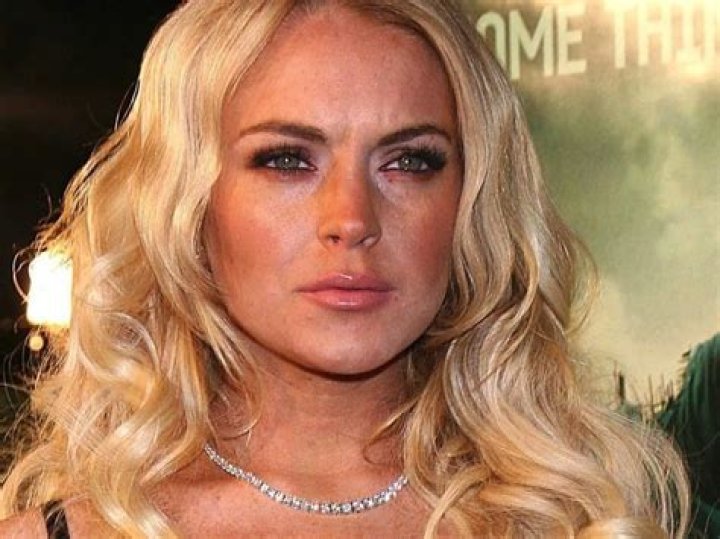 Sober Lindsay Lohan goes back to a cracked-out blonde shade