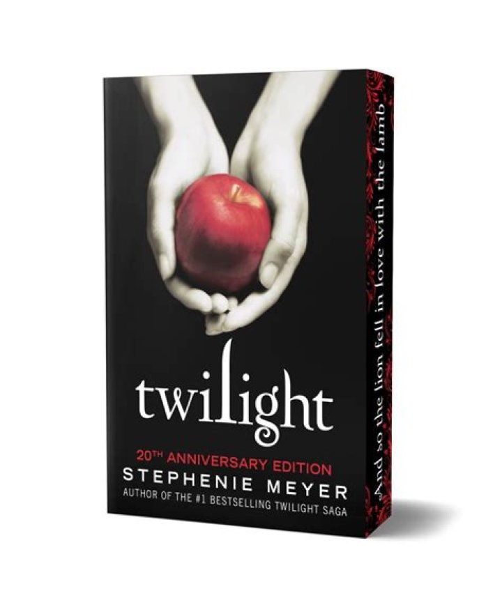 ‘Twilight’ author Stephenie Meyer lost a bunch of weight, looks pretty great