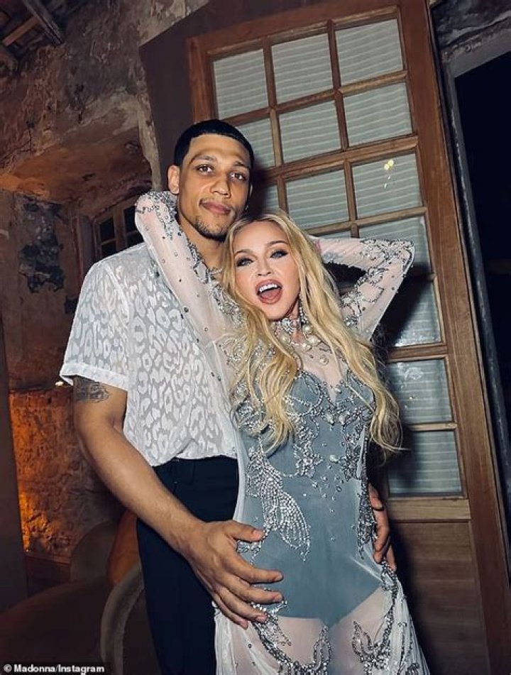 What is the American Popular Musical Artist's Supa Peach Relationship Status? Who is Her Boyfriend?