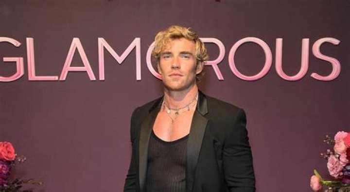 Who plays Chad in Glamorous? (Zane Phillips age, height, and more)