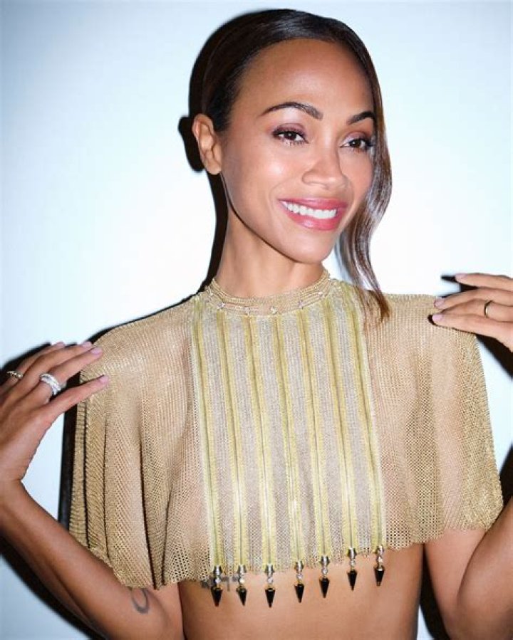	Zoe Saldana wore a Cartier chain mail crop top to the VF Oscar Party	
